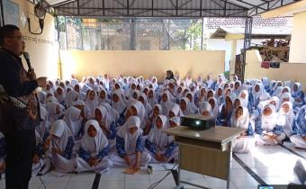 Bawaslu Tuban Berikan Edukasi Pemilu dan Demokrasi di SMP Negeri 2 Palang