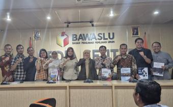 Penyerahan Lapkir Kehumasan Pilkada 2024